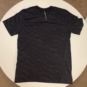 Large Lululemon Metal Vent Breathe Shirt